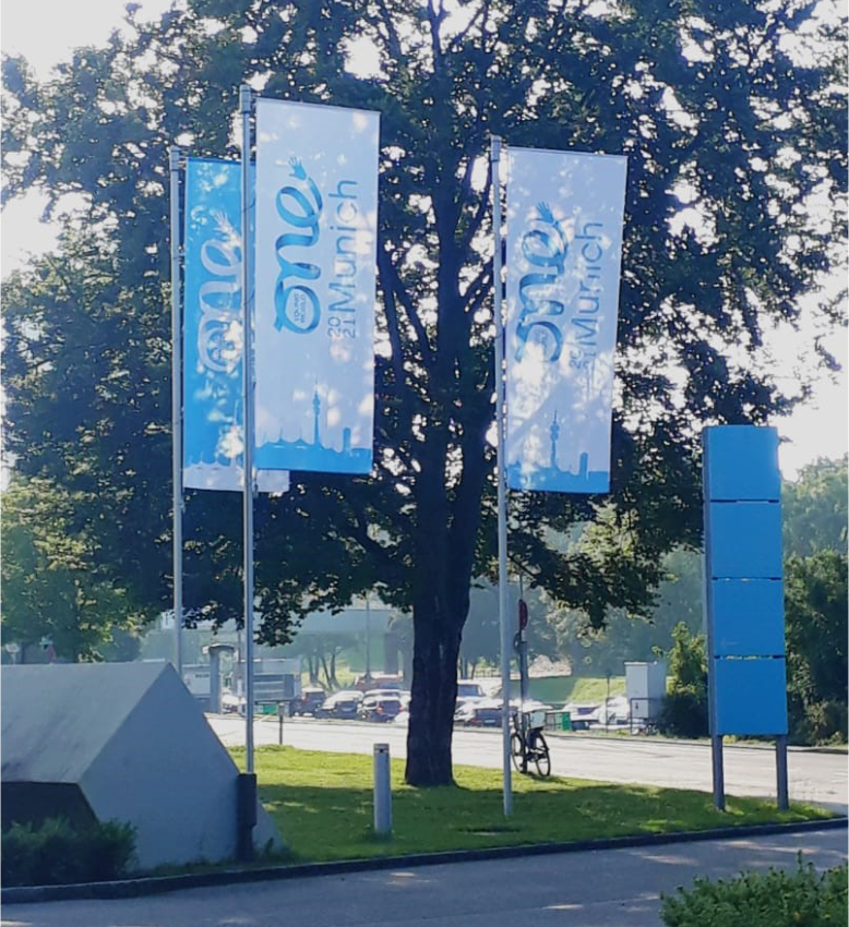 OYW Summit Werbung Fahnenmast