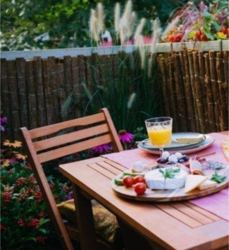Temporärer Balkon mit Frühstückstisch